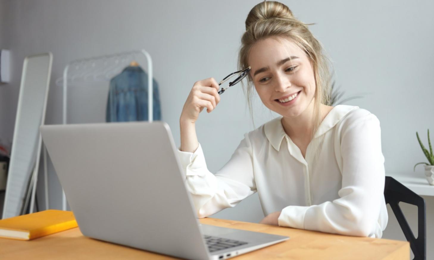 Finanzanalysten bei der Arbeit an Szenario-Modellierung